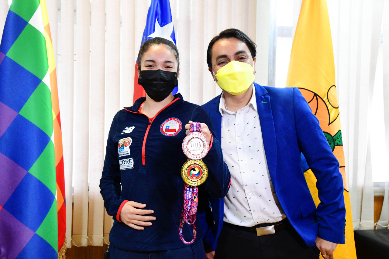 Kimmy Vega junto a gobernador.JPG